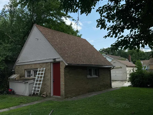 a view of backyard of house