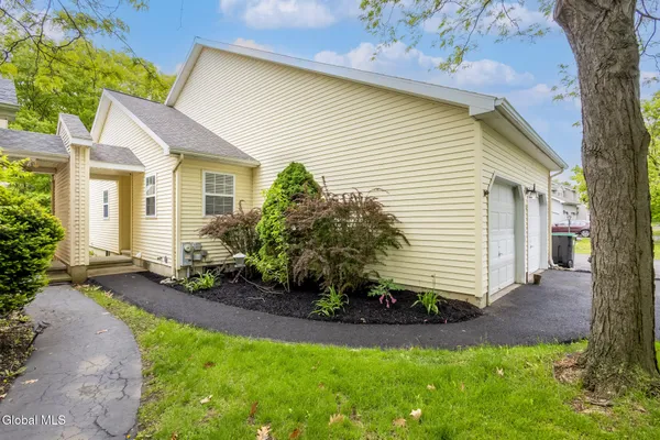 $315,000 | 22 Brook Street, East Greenbush, NY 12144