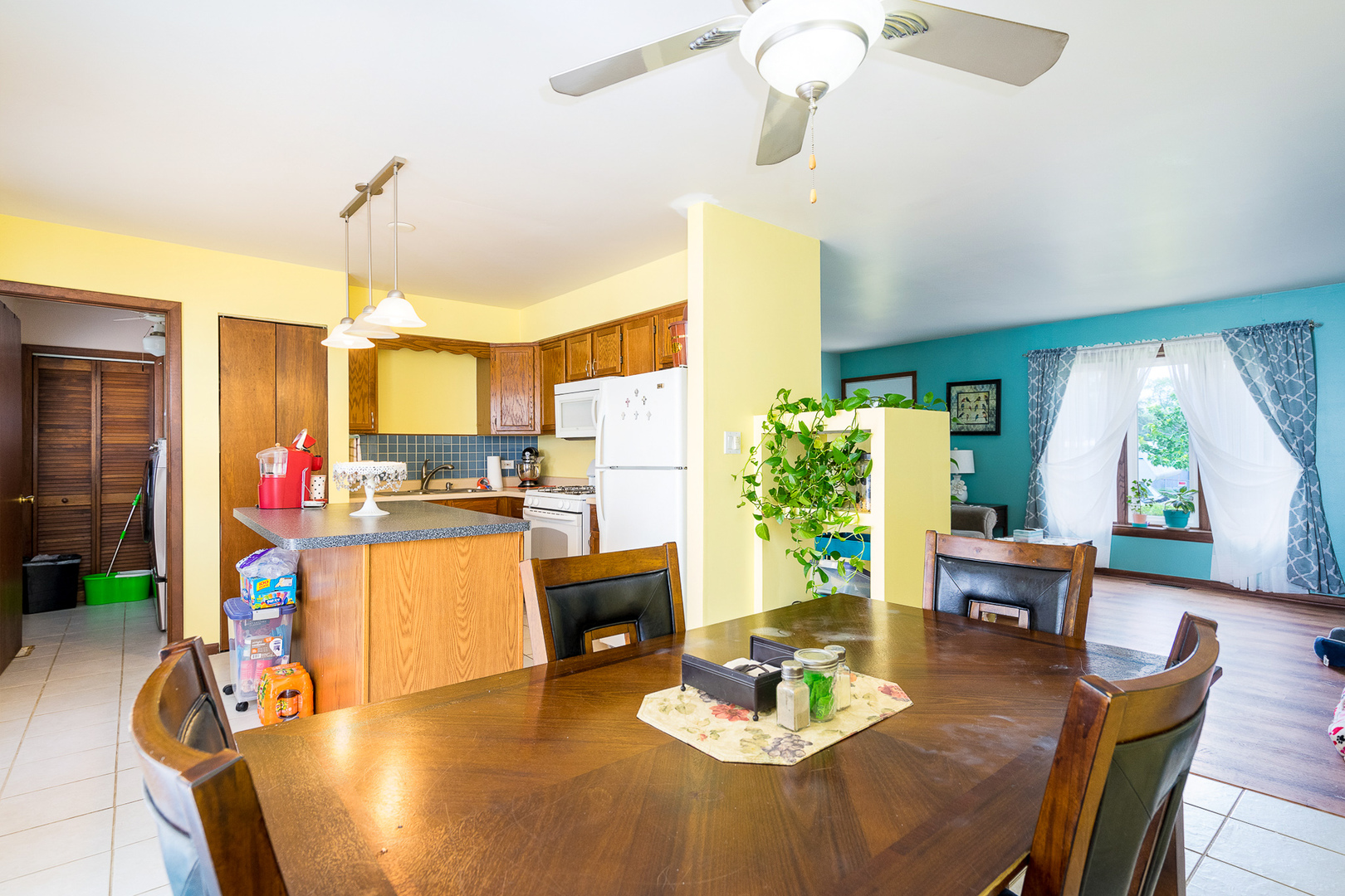 204 MacIntyre Street Lockport, IL 60441 - Photo 9 of 27 a kitchen with a table and chairs