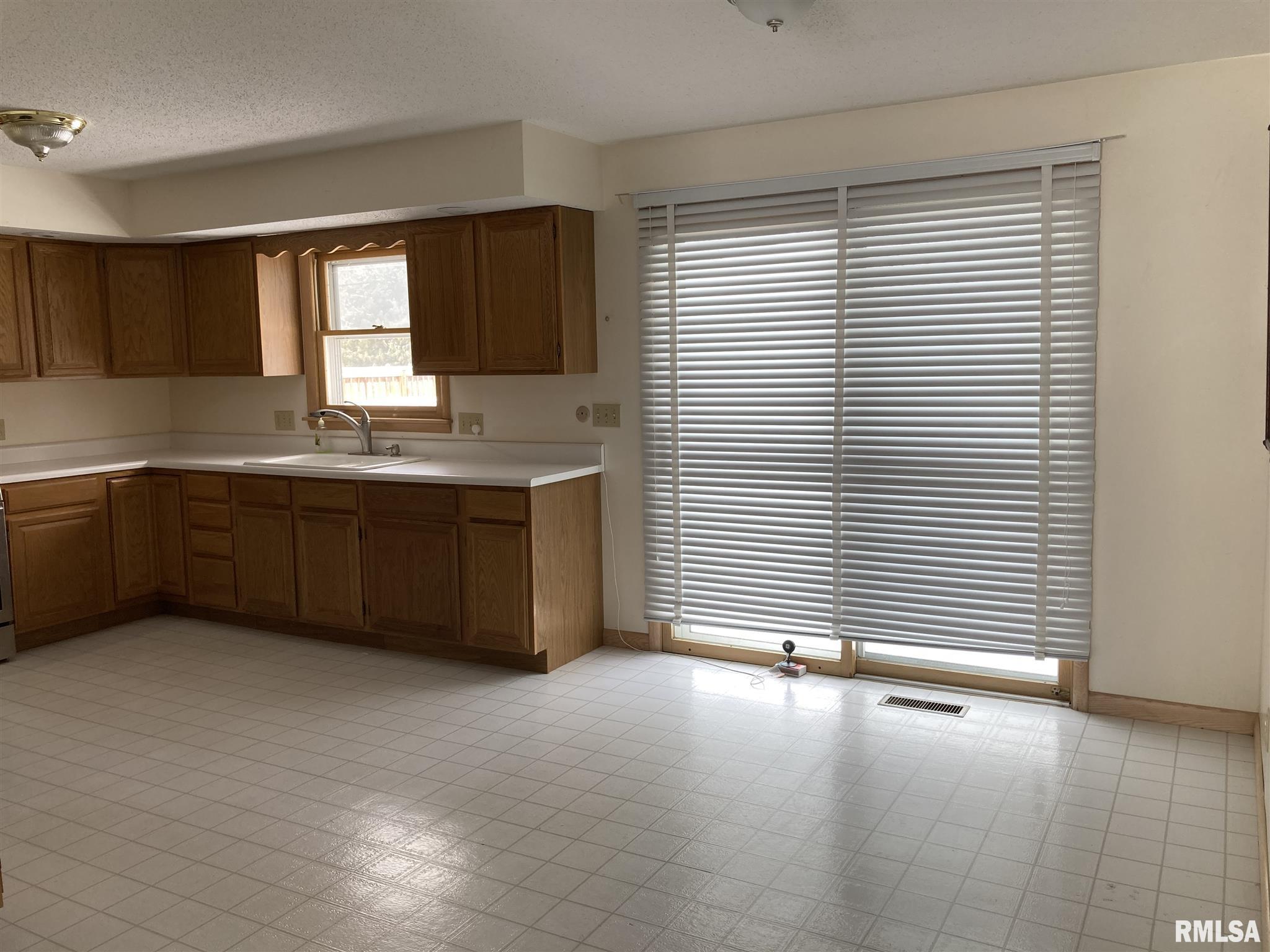 2317 East Sangamon Avenue Springfield, IL 62702 - Photo 7 of 18 Gallery Image 7