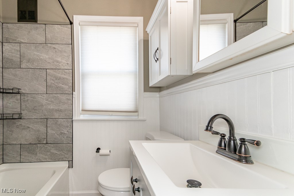 1346 Belrose Road Cleveland, OH 44124 - Photo 17 of 37 Updated main floor bathroom with tiled tub