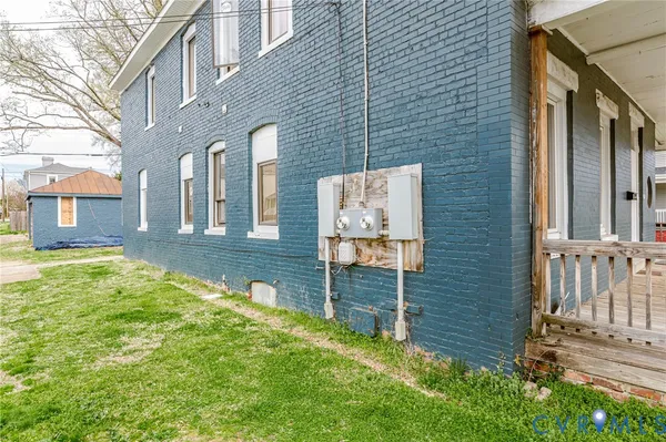 a view of a house with backyard and porch