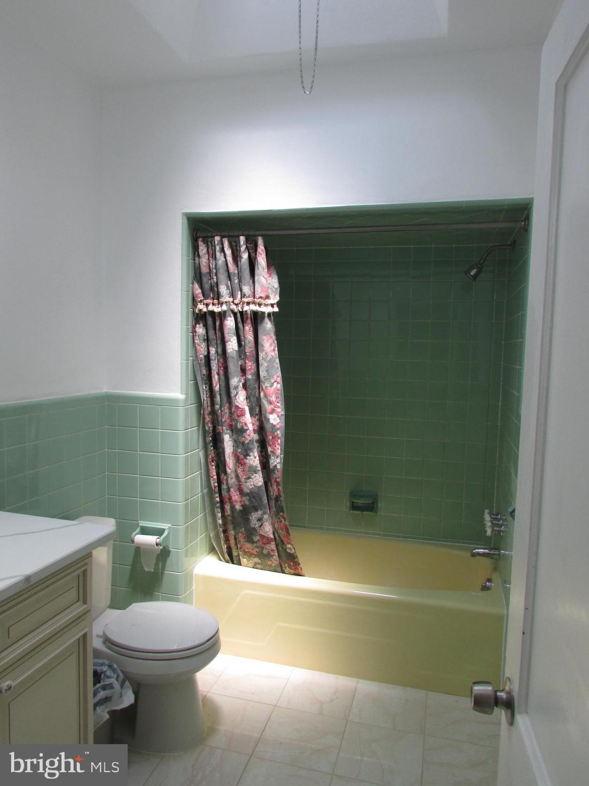 5324 Horrocks Street Philadelphia, PA 19124 - Photo 16 of 25 a bathroom with a toilet sink and tub