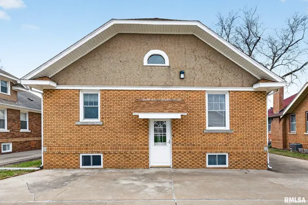 $170,000 | 1061 Brown Avenue, Galesburg, IL 61401