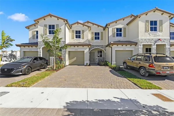 a view of multiple houses with a yard