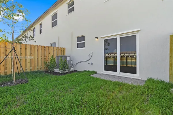 a view of a house with backyard