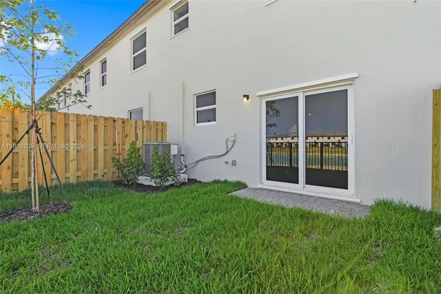 a view of a house with backyard