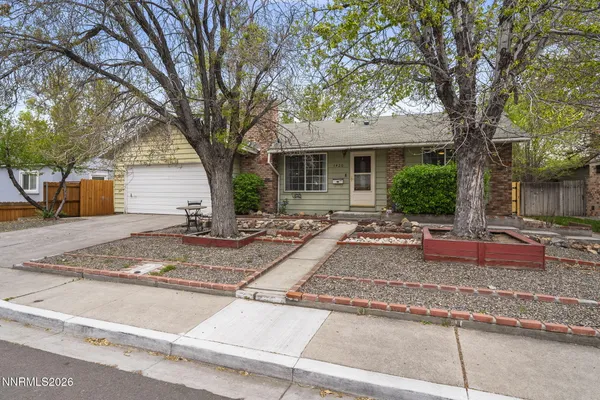 a view of a house with backyard and tree