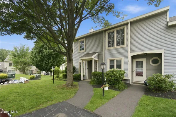 $230,000 | 5 Minuteman Court, Halfmoon, NY 12065