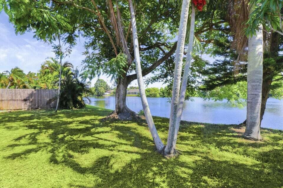 21210 Escondido Way Boca Raton, FL 33433 - Photo 4 of 38 20231102181720810596000000-o