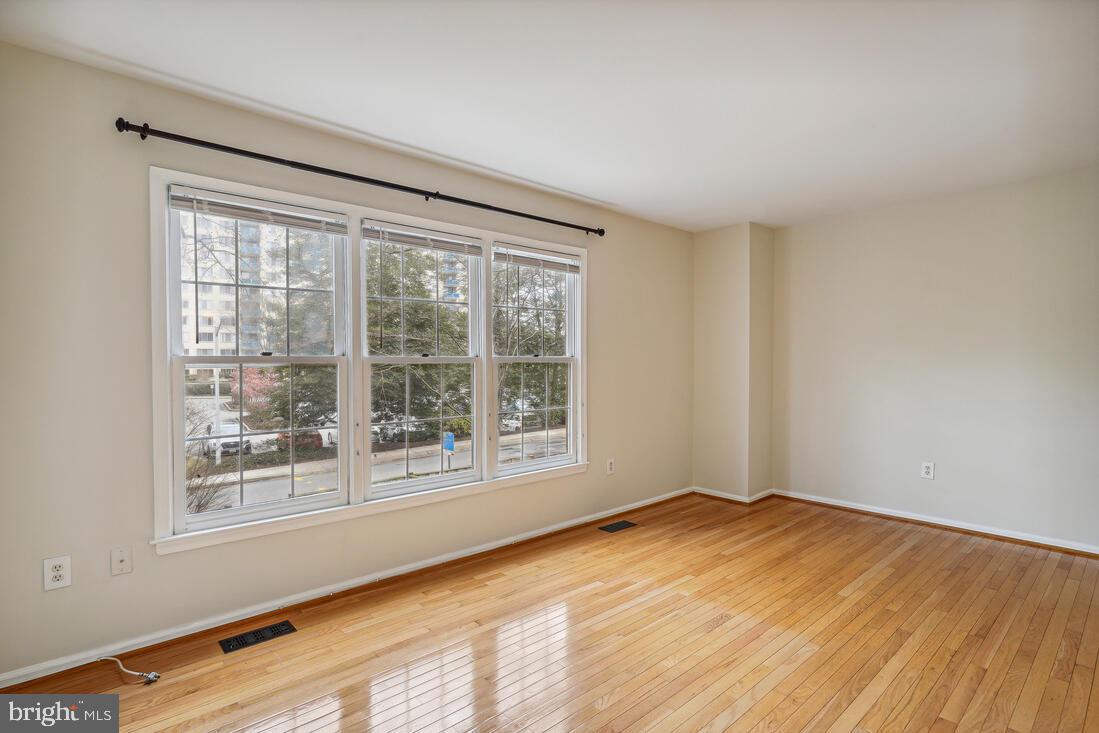 5407 Grove Ridge Way, Unit 98 Rockville, MD 20852 - Photo 16 of 27 Living room
