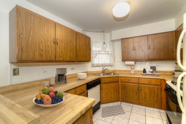 1380 Ridgefield Circle, Unit 1380 Carol Stream, IL 60188 - Photo 11 of 25