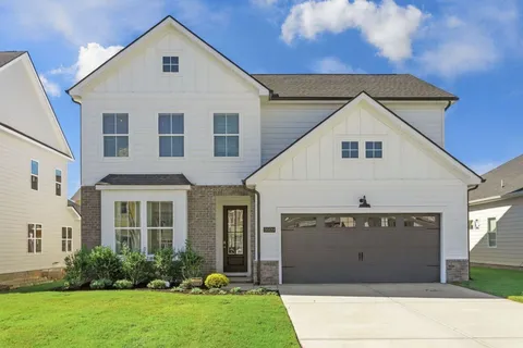 a view of a house with yard