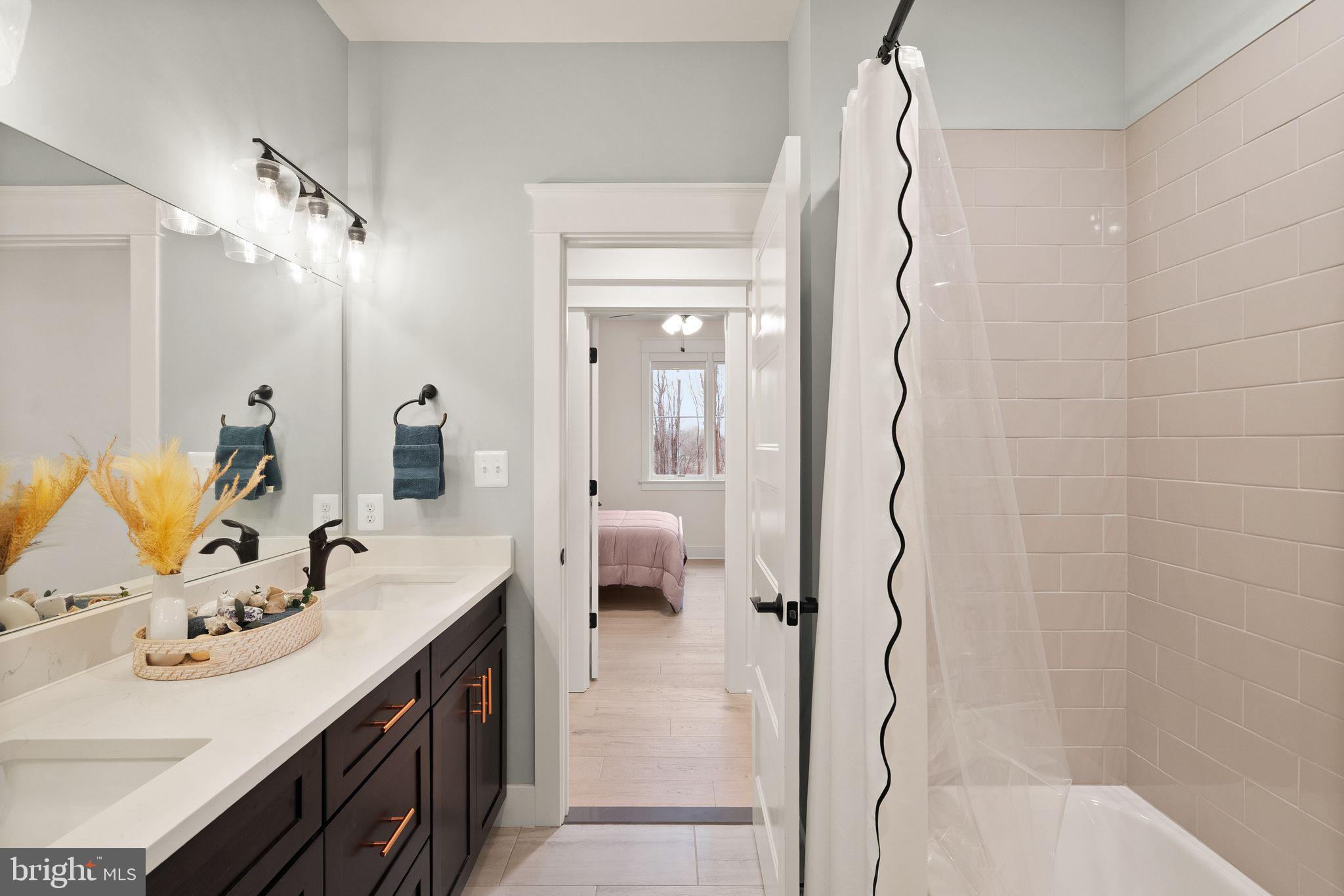 17819 Yatton Road Round Hill, VA 20141 - Photo 52 of 92 Upper hall bath serves 2 bedrooms and family rooms