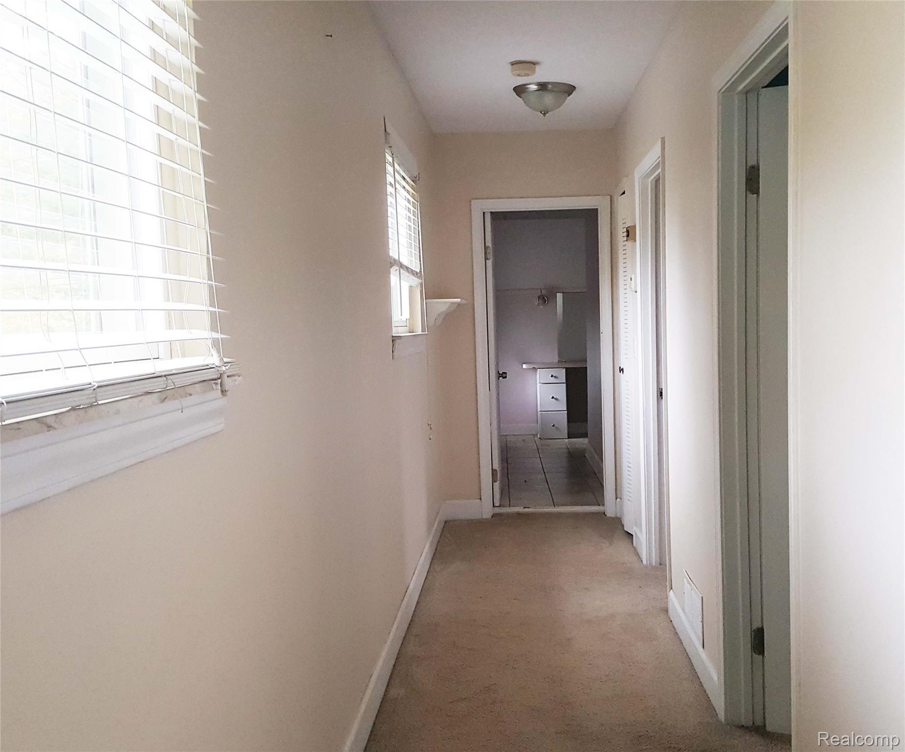 2665 Hessel Avenue Rochester, MI 48307 - Photo 19 of 30 2665 Hessel upstairs walkway.jpg