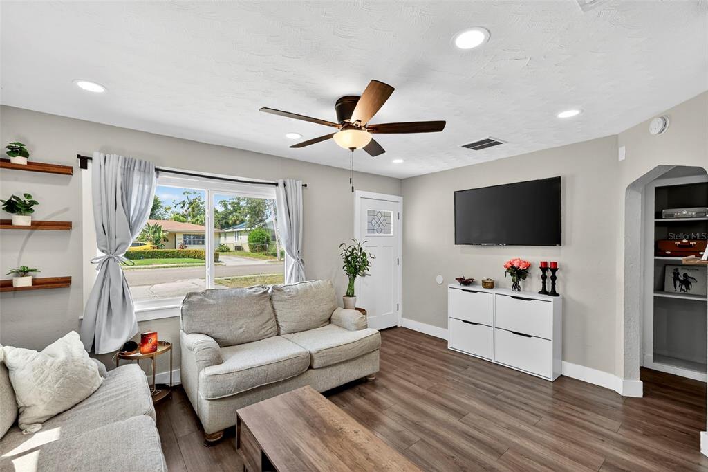 1324 40th Street South St. Petersburg, FL 33711 - Photo 4 of 39