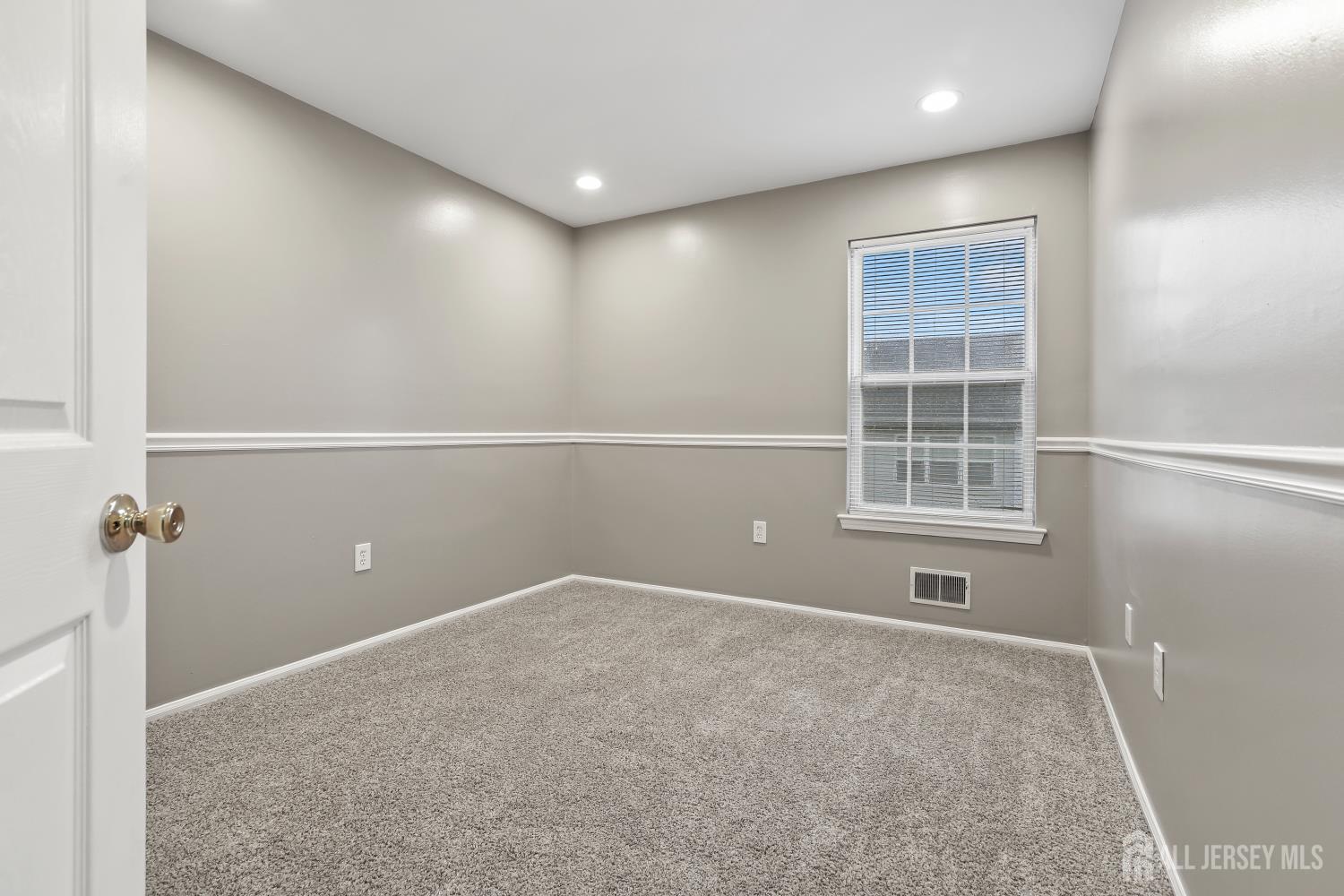 1707 Ridgeview Court Sayreville, NJ 08859 - Photo 15 of 24 an empty room with windows