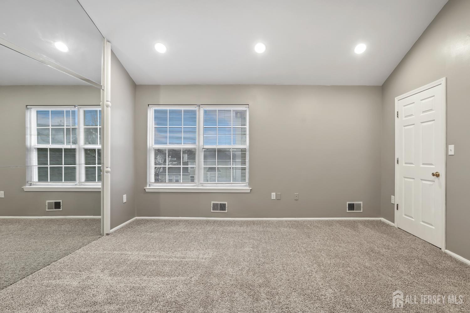 1707 Ridgeview Court Sayreville, NJ 08859 - Photo 20 of 24 an empty room with windows