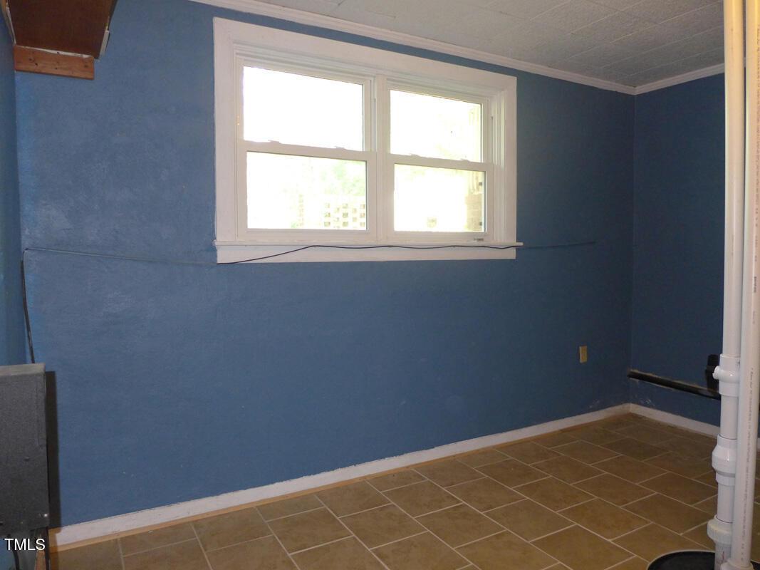 346 Wesley Drive Chapel Hill, NC 27516 - Photo 19 of 24 an empty room with a window