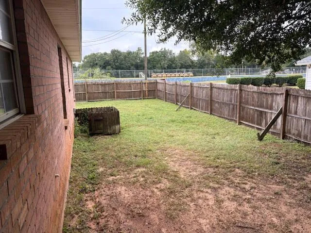 a view of a backyard