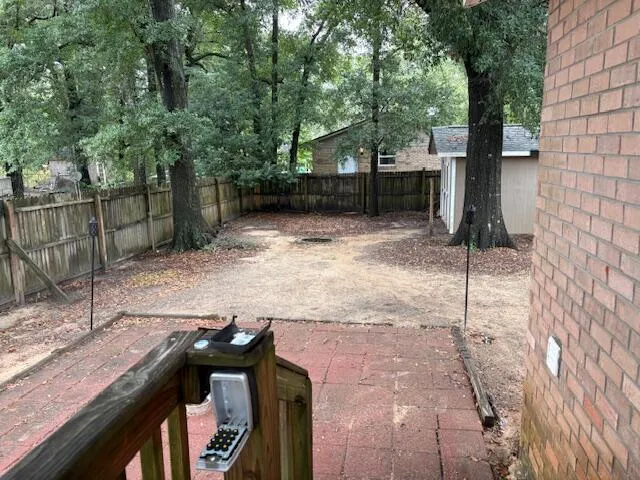 a view of a backyard