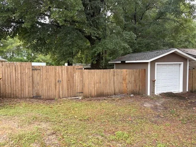 a view of a backyard