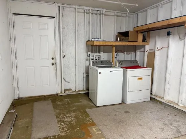 a view of utility room with washer and dryer
