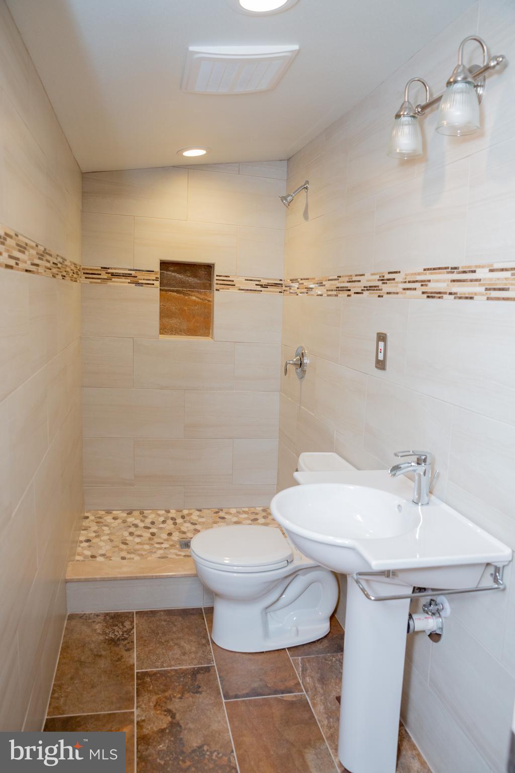 901 Hyde Road Silver Spring, MD 20902 - Photo 18 of 37 Bathroom in Master