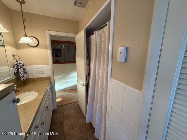 405 17th Avenue Scranton, PA 18504 - Photo 12 of 28 a bathroom with a tub sink and mirror