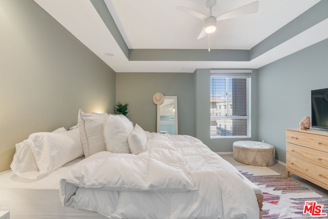 4170 Fair Avenue, Unit PH2 Studio City, CA 91602 - Photo 34 of 42 a large white bed in a white room