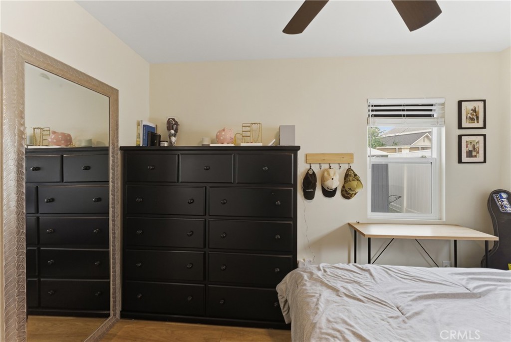 14335 Leffingwell Road Whittier, CA 90604 - Photo 20 of 42 a bedroom with a bed and a window