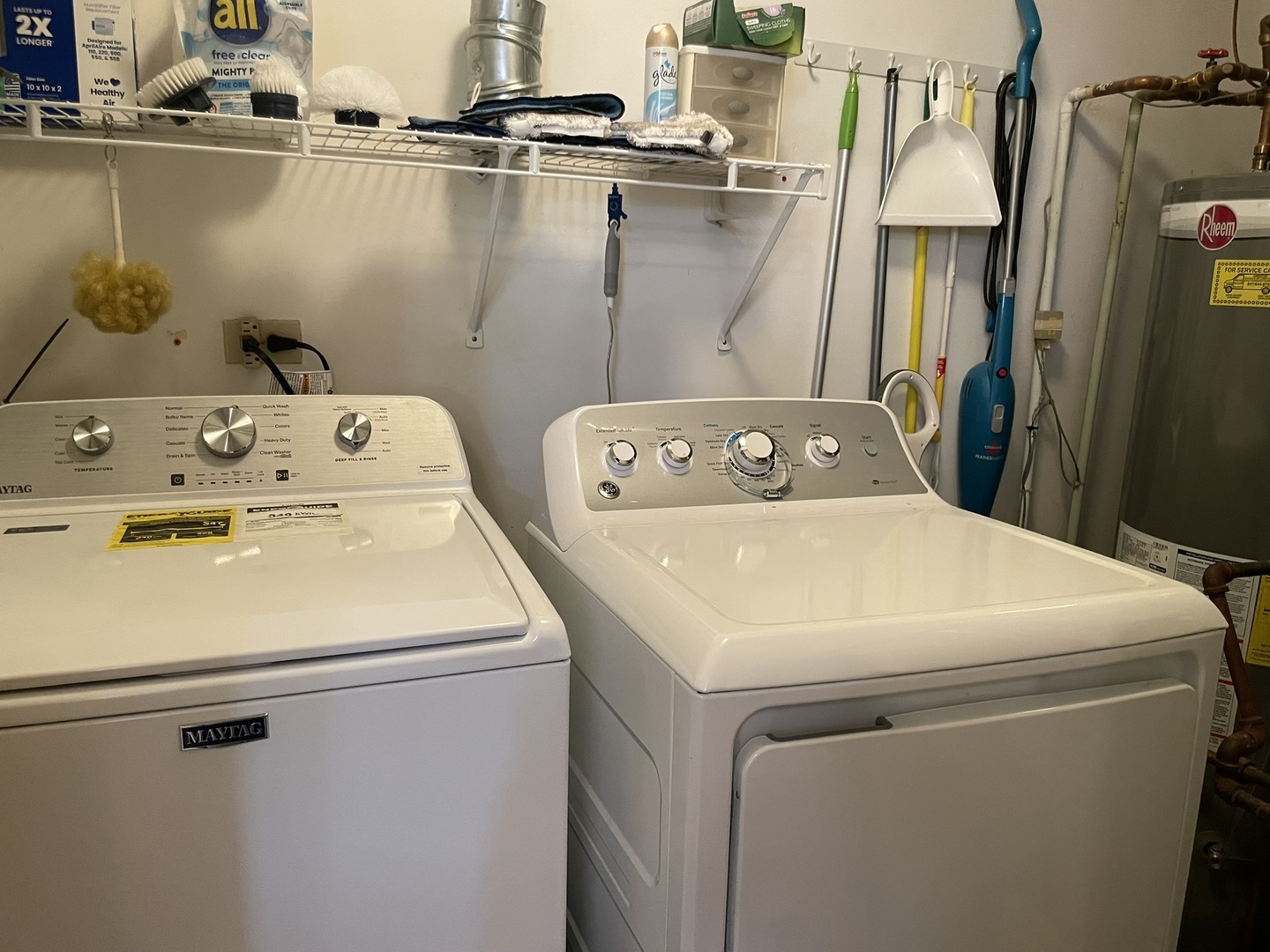 2043 Peach Tree Lane Algonquin, IL 60102 - Photo 18 of 19 a utility room with dryer and washer