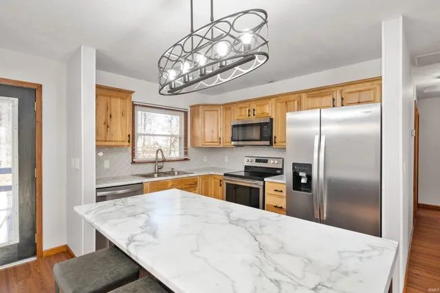 $750,000 | 3798 County Rd S 100 West, Hartford City, IN 47348