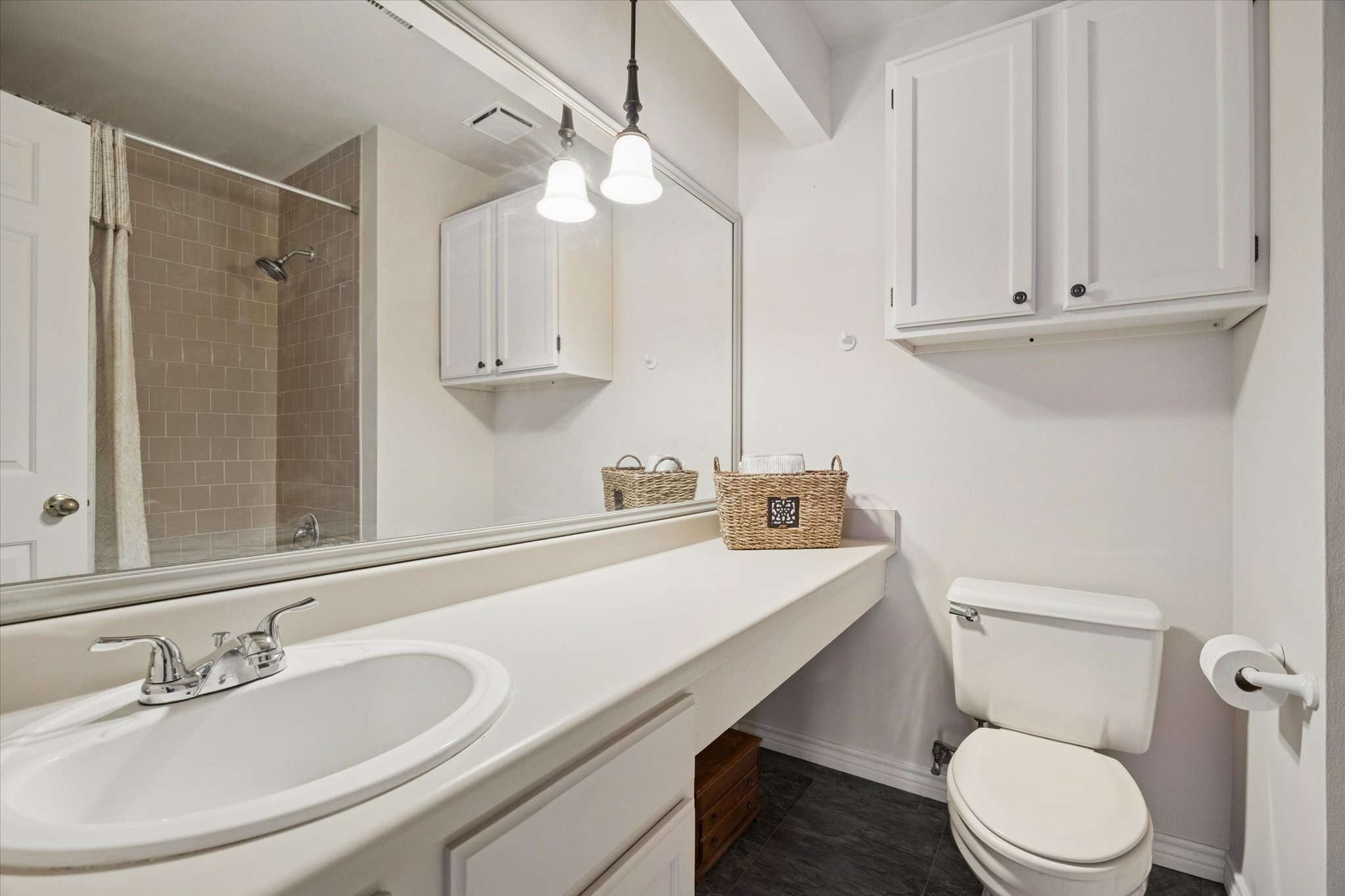 926 Rutland Street Houston, TX 77008 - Photo 14 of 28 The upstairs secondary bath features a tub/shower combo and significant counter space. With a large vanity and additional cabinet storage, the room maintains a clean, timeless aesthetic.