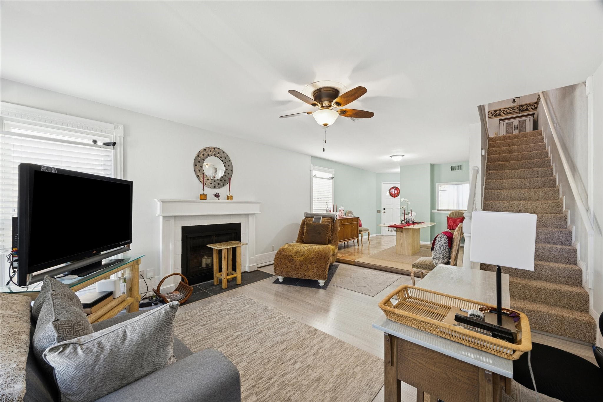 926 Rutland Street Houston, TX 77008 - Photo 3 of 28 Experience seamless entertaining at 926 Rutland. This bright, semi-open floor plan effortlessly connects the spacious living area to the formal dining room, while a strategic kitchen peek-through ensures the chef is always part of the conversation.