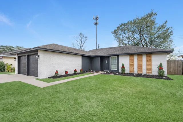 a view of a house with a backyard