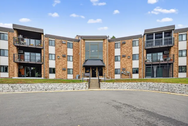 $132,900 | 2700 Oxford Street North, Unit 135, St. Paul, MN 55113