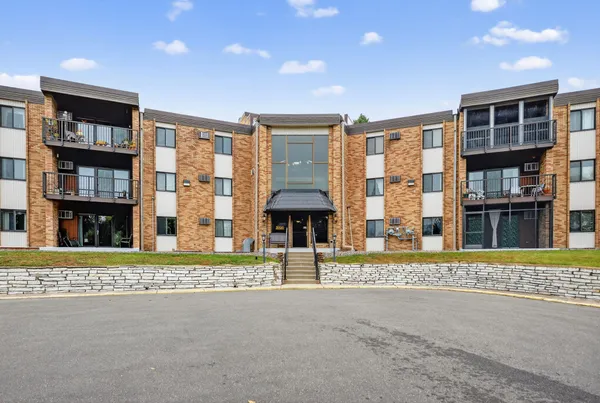 $129,900 | 2700 Oxford Street North, Unit 135, St. Paul, MN 55113