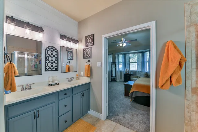 a en suite bathroom with a double vanity sink and a mirror