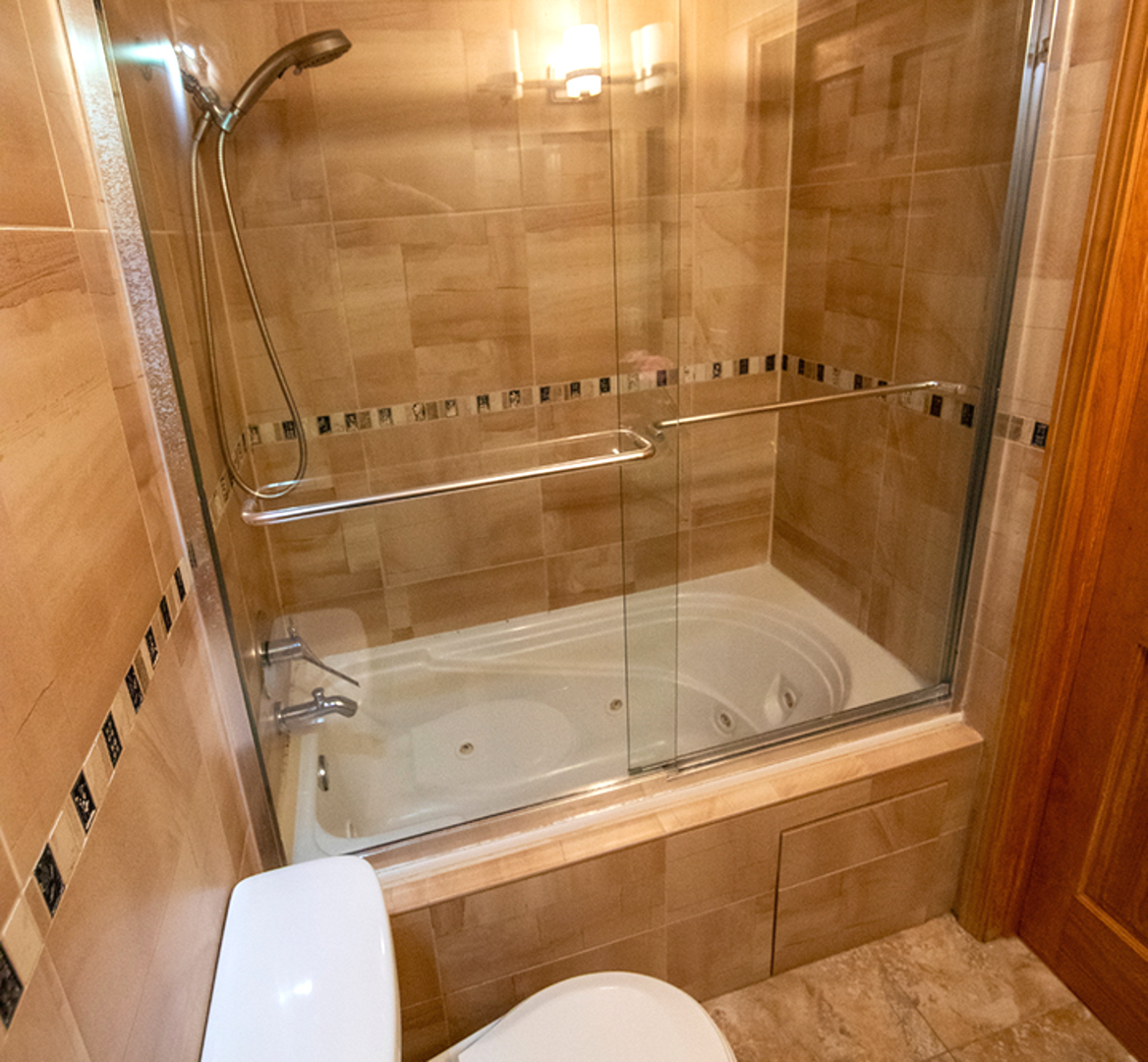 8316 High Point Circle, Unit F Darien, IL 60561 - Photo 14 of 24 a bathroom with a bathtub and toilet