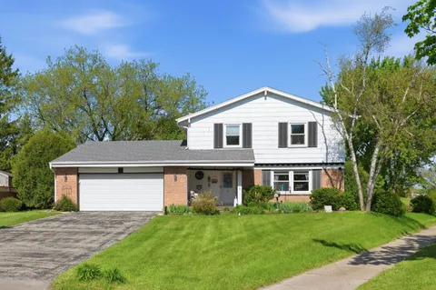 $449,999 | 1180 Dorchester Drive, Oconomowoc, WI 53066