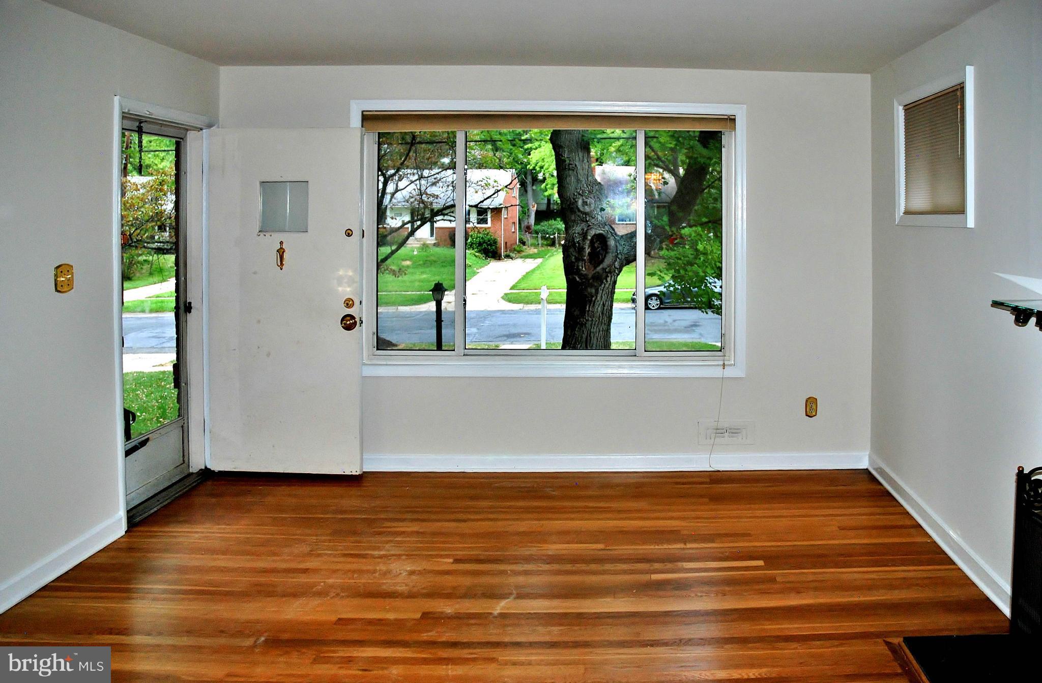 12910 Dean Road Silver Spring, MD 20906 - Photo 4 of 23 Living Room