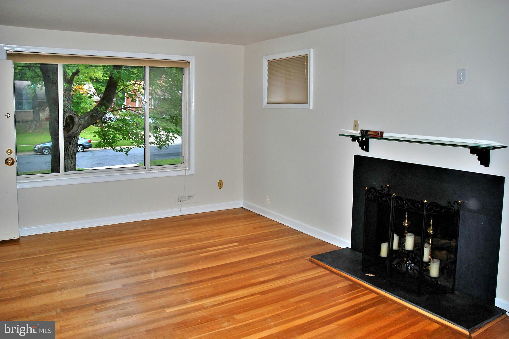 12910 Dean Road Silver Spring, MD 20906 - Photo 5 of 23 Living Room