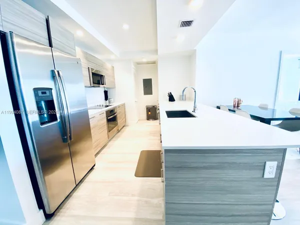 $5,500 | 121 Northeast 34th Street, Unit 807, Miami, FL 33137