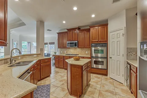 $750,000 | 11 East French Oaks Circle, The Woodlands, TX 77382
