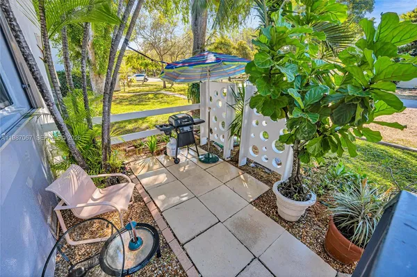 $425,000 | 7621 Southwest 55th Avenue, Unit 21A, Miami, FL 33143