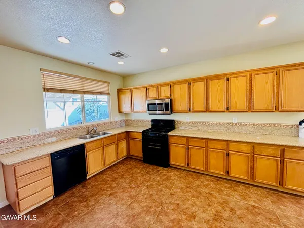 $2,799 | 36742 37th Street East, Palmdale, CA 93550