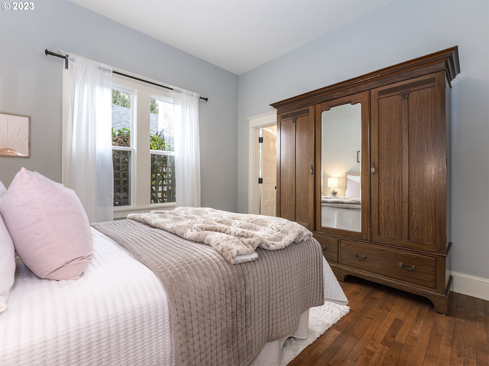 314 Northeast 69th Avenue Portland, OR 97213 - Photo 17 of 37 a bedroom with a bed and a dresser