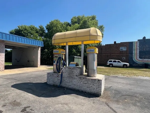 a sign that is sitting in front of a brick building