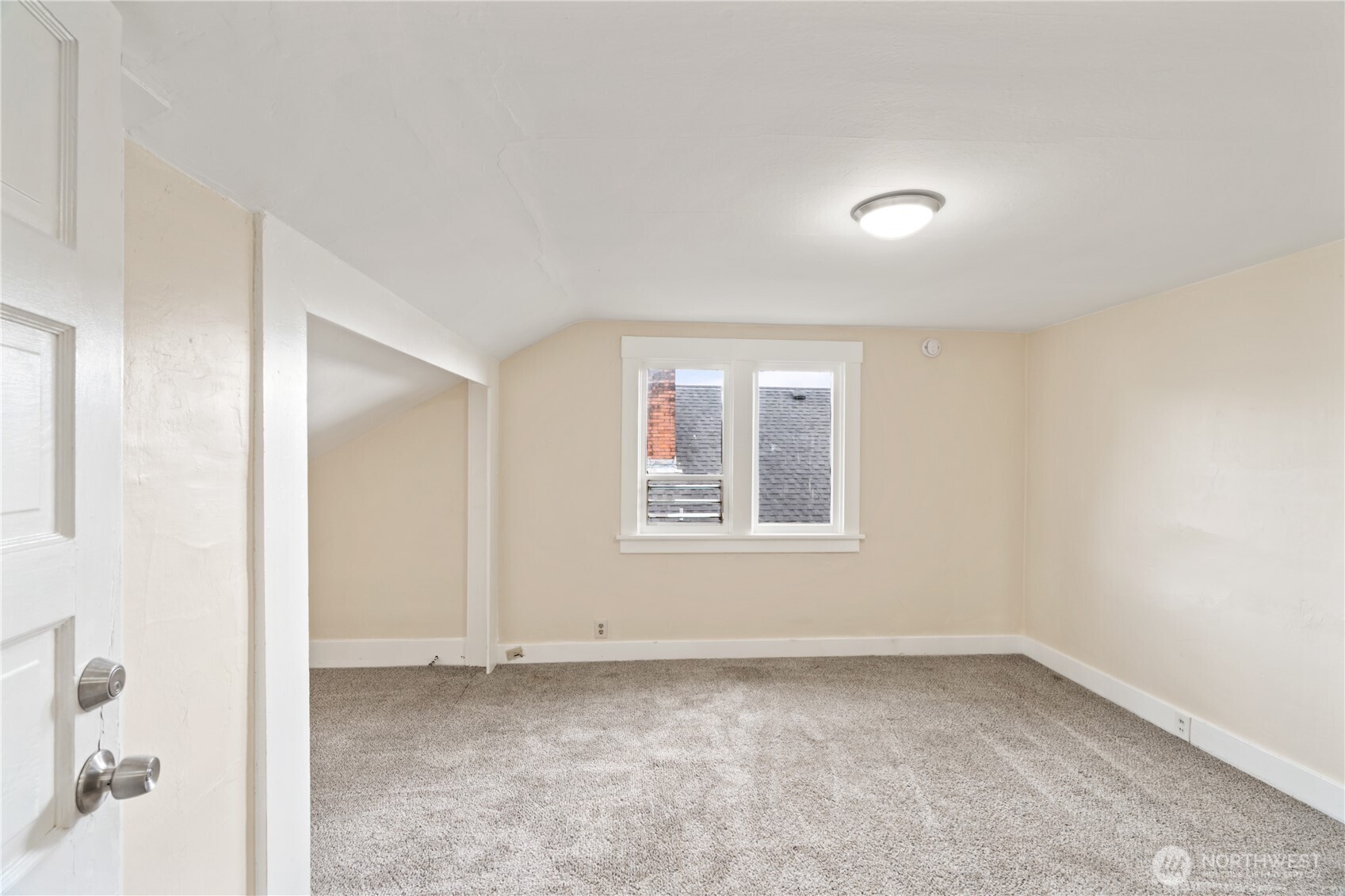 521 West 3rd Street Aberdeen, WA 98520 - Photo 4 of 13 an empty room with a window